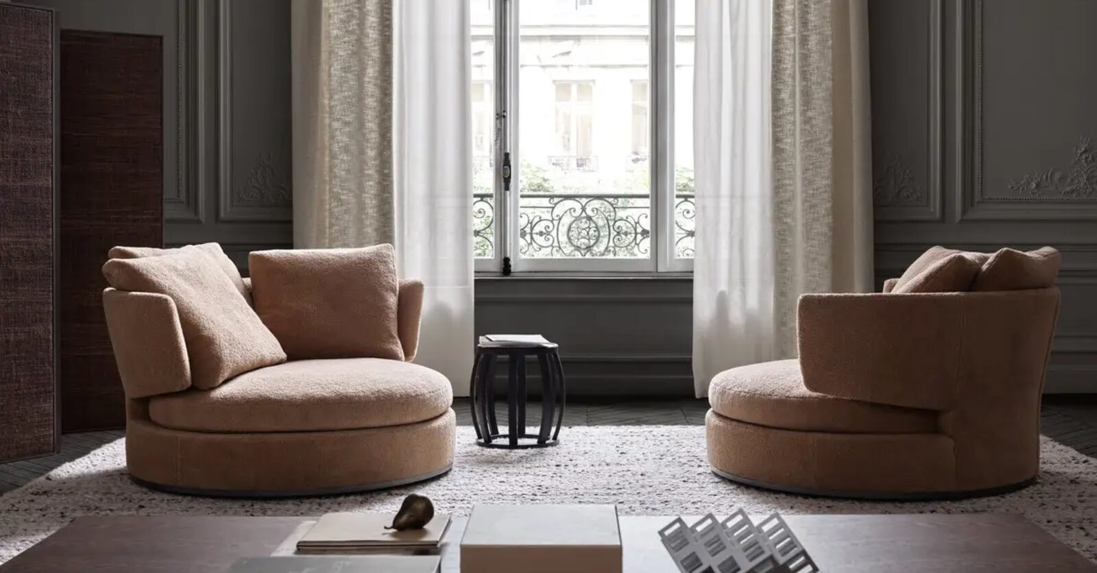 Maxalto Amoenus curved sofa with solid wood frame at BeDESIGN Houston